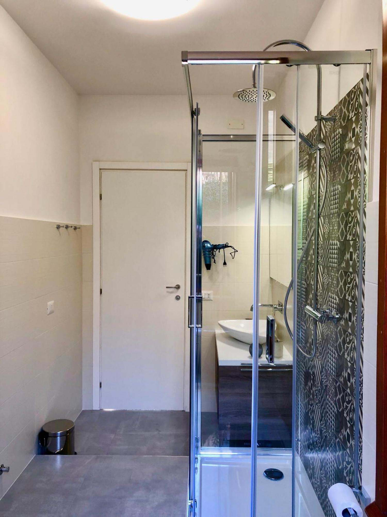 Villa Anastasye Your Lakefront Vacation Rental Predore Phòng bức ảnh
